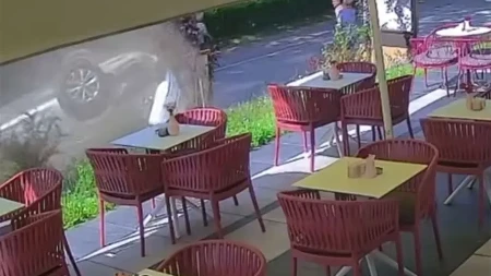 Tragedija izbjegnuta za dlaku: Auto uletio u pješačku zonu u Sarajevu (VIDEO)