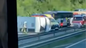 Haos na putu ka primorju: Prevrnuti kamper napravio kilometarske kolone, saobraćaj potpuno obustavljen!