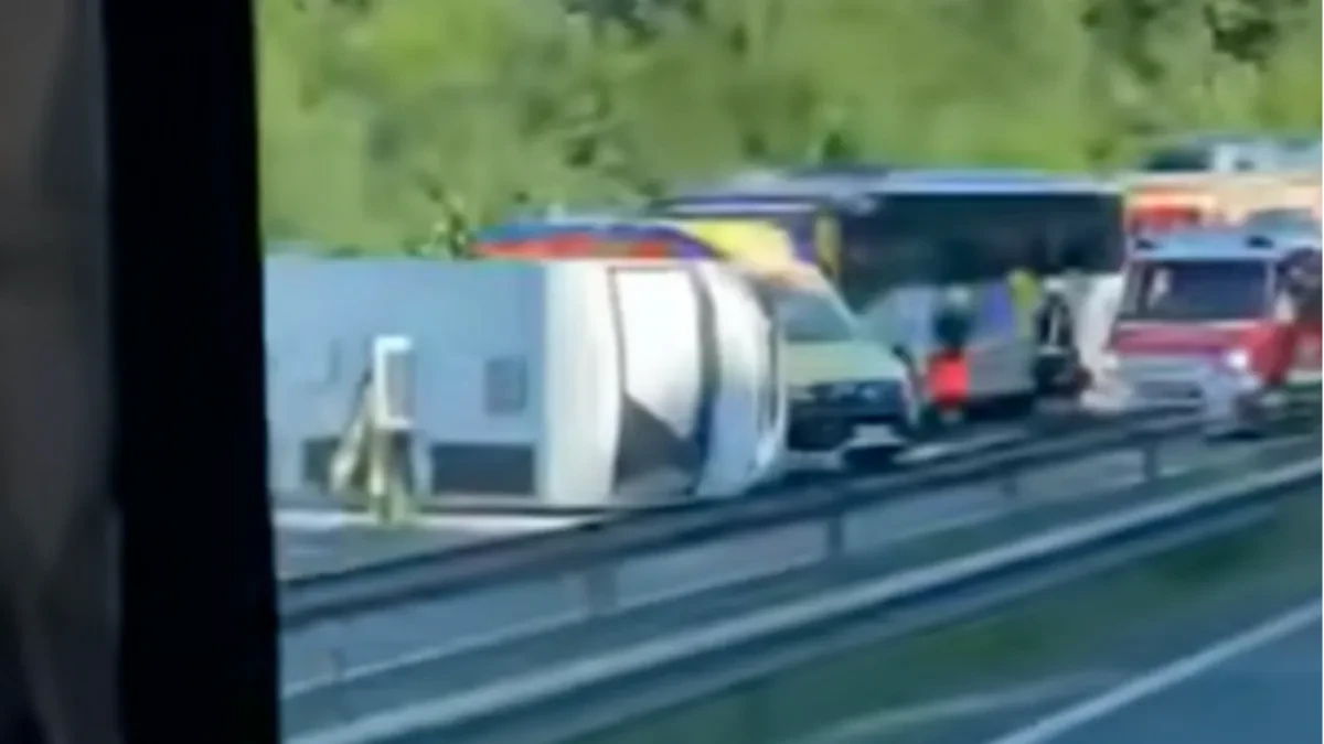 Haos na putu ka primorju: Prevrnuti kamper napravio kilometarske kolone, saobraćaj potpuno obustavljen!