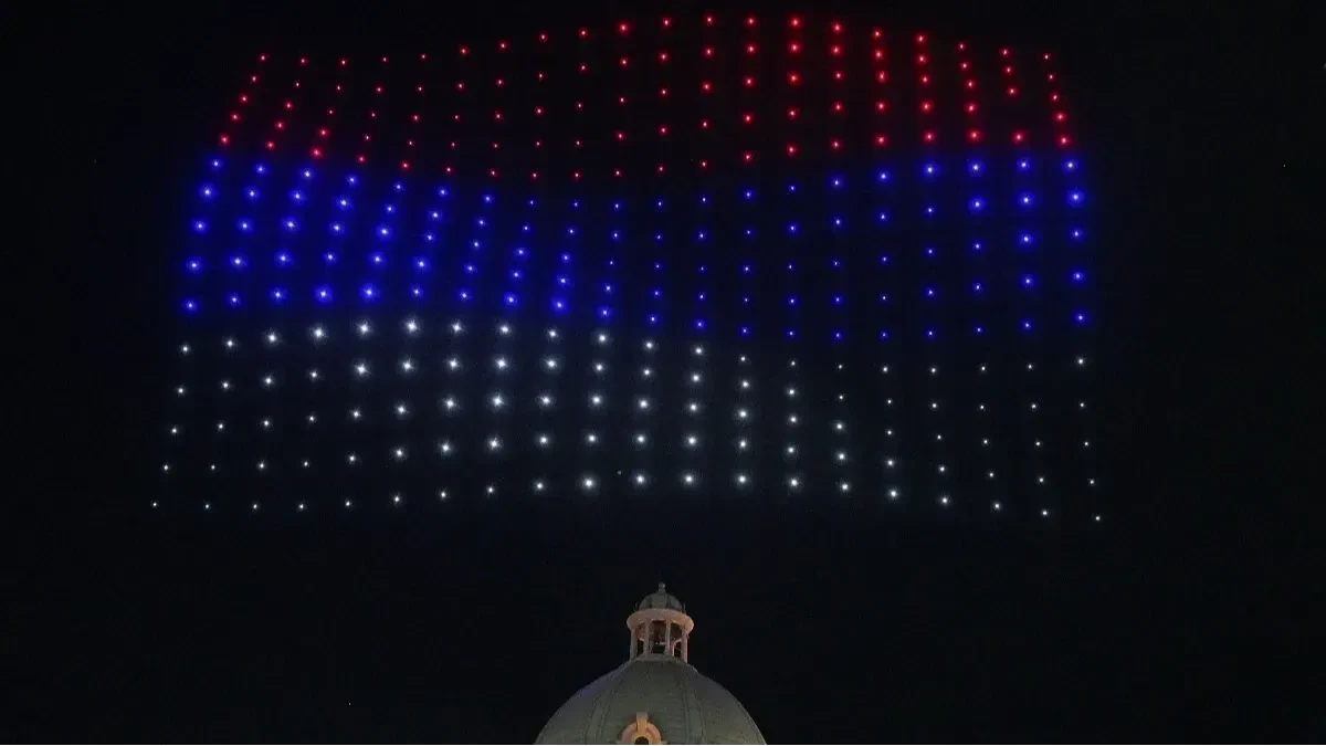 Dron spektakl iznad Narodne skupštine Srbije uoči skupa "Srbija jedna porodica" (VIDEO)