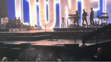 Poznatom pjevaču pozlilo na bini, prekinuo nastup (VIDEO)