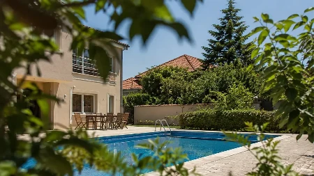 Oglas za prodaju kuće u Engleskoj zbunio mnoge: Umjesto porodičnog doma, na slikama osvanula nacistička kolekcija