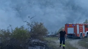 Požar u selu kod Gacka: Vatra zaprijetila kućama (VIDEO)