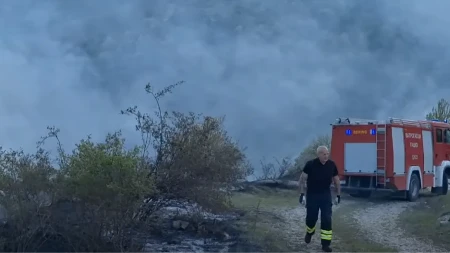 Požar u selu kod Gacka: Vatra zaprijetila kućama (VIDEO)