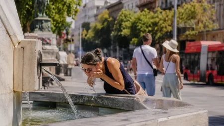 Preporuka građanima da pojačaju unos vode, a smanje kofeinske napitke i alkohol