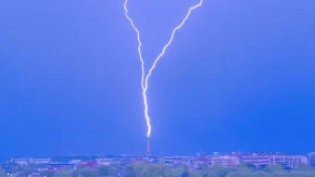 Oluja pogodila Francusku: Grom udario u Ajfelov toranj (VIDEO)