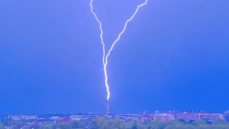 Oluja pogodila Francusku: Grom udario u Ajfelov toranj (VIDEO)