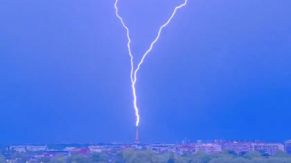 Oluja pogodila Francusku: Grom udario u Ajfelov toranj (VIDEO)