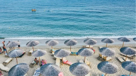 Evo gdje će vas sve „šišati“ ove sezone: Naplaćuju led u kafi, dijeljenje pice i tuširanje na plaži 