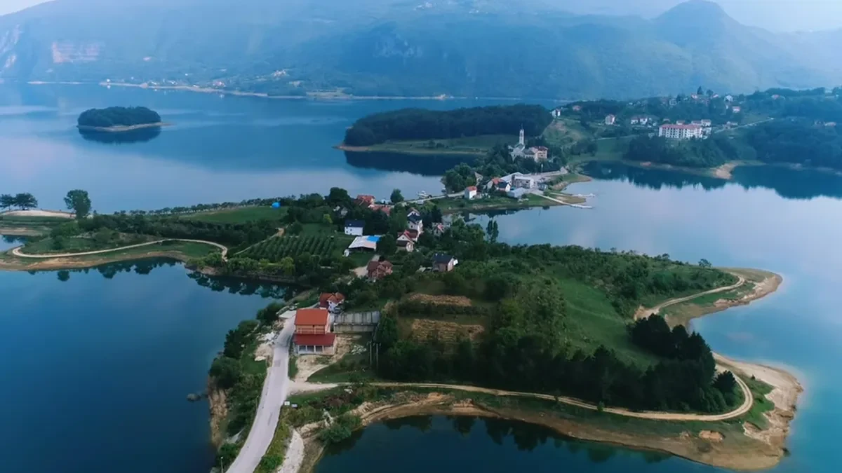 Tragedija na Ramskom jezeru: Jedan brat se utopio, drugi spasen