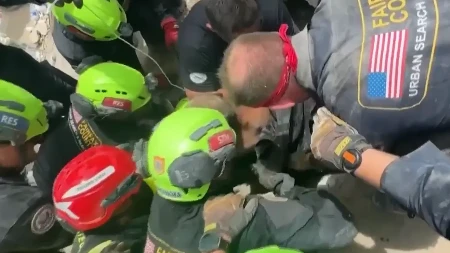 Spasioci izvukli oca i sina iz ruševina četiri dana nakon zemljotresa (VIDEO)