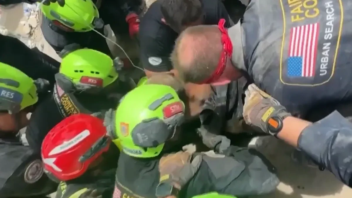 Spasioci izvukli oca i sina iz ruševina četiri dana nakon zemljotresa (VIDEO)