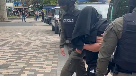 Jaknom prekrili lice: Uhapšeni policajci iz Velike Kladuše predati Tužilaštvu 