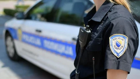 Policija i vatrogasci spriječili tragediju: Mladić i djevojka spašeni sa opasnog silosa u Brčkom