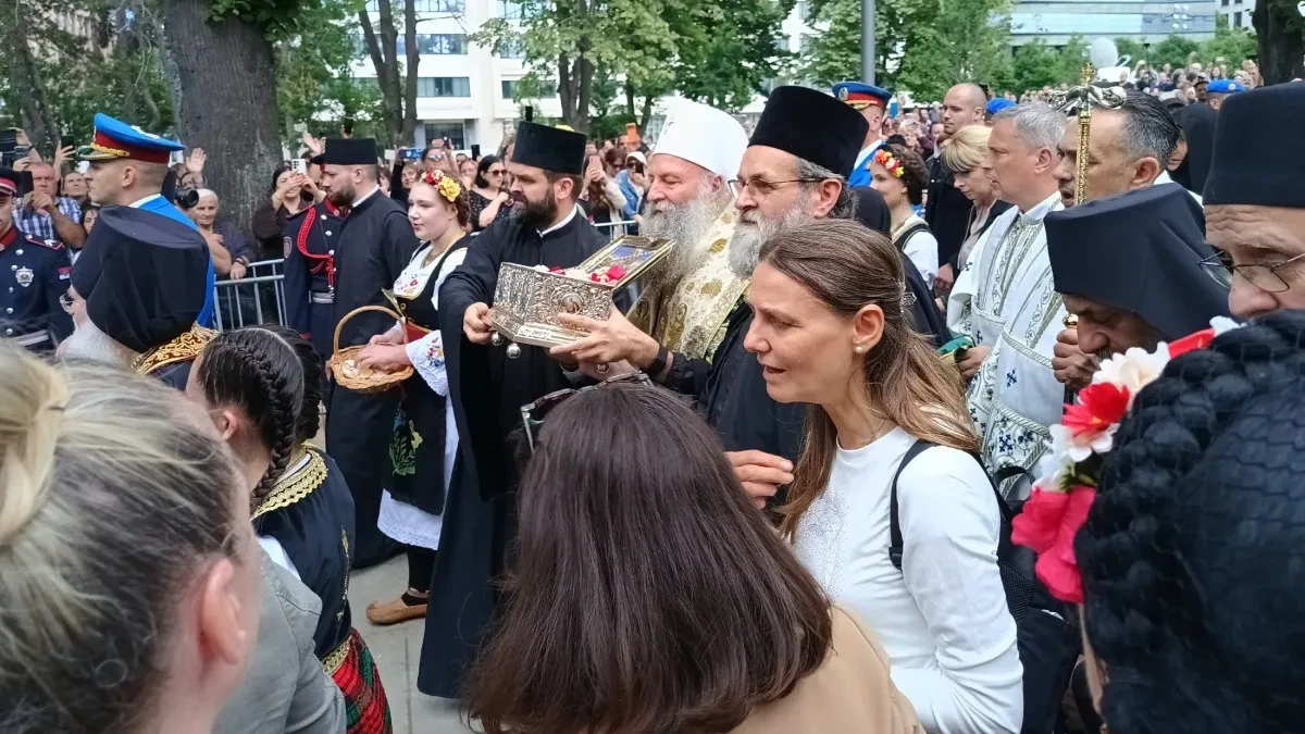Iz hrama na Vračaru svečano ispraćen pojas Majke Božije.