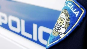Penzioner u 10 minuta napravio haos: Udario auto, saobraćajni znak, kamion i objekat