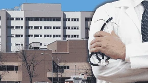 Trećina specijalista UKC-a RS radi i privatno: Dok pacijenti čekaju, ljekari "dežuraju" u kući
