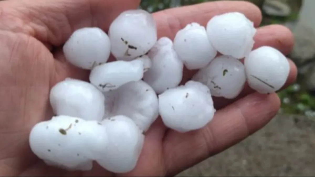 Načinjena velika šteta: U Trebinju padao grad veličine četiri centimetra (FOTO)