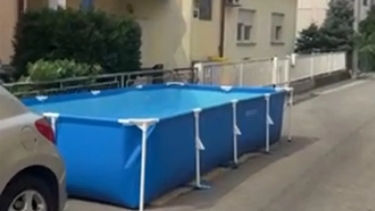 Žena u Zagrebu postavila bazen nasred ulice: "Niko od komšija se nije žalio" (VIDEO)