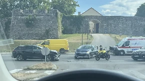 Udes kod banjalučke Tržnice: Sudarili se automobili i motocikl, stvaraju se ogromne gužve