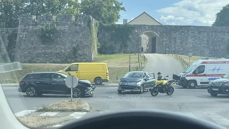 Udes kod banjalučke Tržnice: Sudarili se automobili i motocikl, stvaraju se ogromne gužve