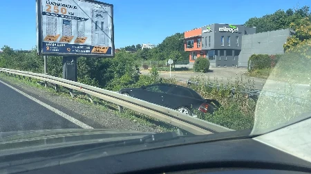 Auto u kanalu: Saobraćajna nezgoda na brzoj cesti Laktaši–Banjaluka