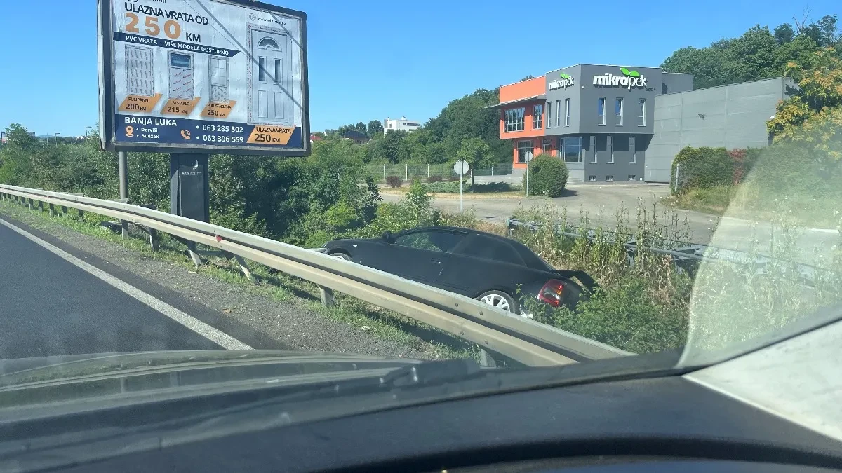 Auto u kanalu: Saobraćajna nezgoda na brzoj cesti Laktaši–Banjaluka