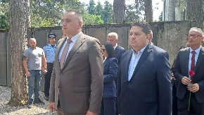 Odata počast žrtvama Kozare: Položeni vijenci i cvijeće na spomen-obilježju