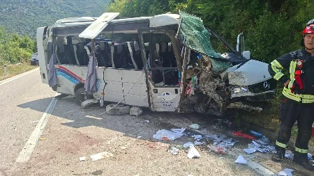 Detalji nesreće u Crnoj Gori: Jedna žrtva i više povrijeđenih u prevrtanju mini-busa