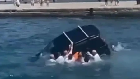 Dramatično na Jadranu, automobil izučen iz mora (VIDEO)
