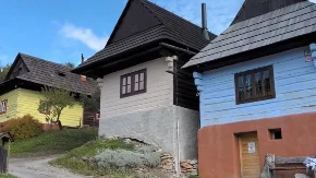 Život u "ljudskom zoološkom vrtu": U ovom selu živi 14 ljudi, a turisti im zaviruju u kuhinje dok ručaju