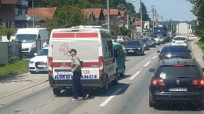 Doboj: Sudarila se hitna pomoć i putnički automobil, saobraćaj u zastoju
