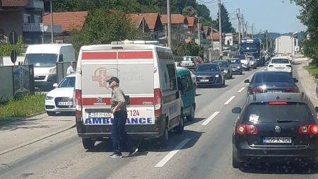 Doboj: Sudarila se hitna pomoć i putnički automobil, saobraćaj u zastoju