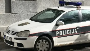 Kolaps u Sarajevu: Sudar dva auta, jedan završio u drvetu
