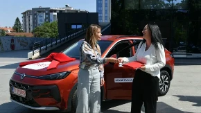 Ključevi Volkswagen T-Roca uručeni dobitnici m:tel nagradne igre „Nikad lakše do auta“