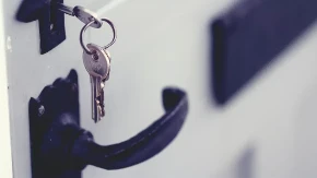 Policija istražuje slučaj misterioznih oznaka na vratima u Banjaluci