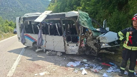Jedna osoba poginula, 16 povrijeđeno: Određen pritvor vozaču kombija