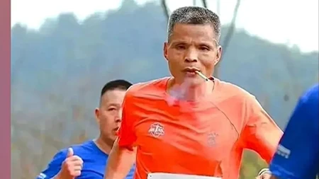 Kinez istrčao maraton za tri i po sata, cigaretu nije gasio (VIDEO)
