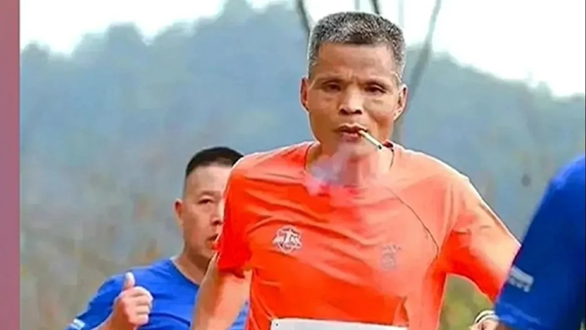 Kinez istrčao maraton za tri i po sata, cigaretu nije gasio (VIDEO)