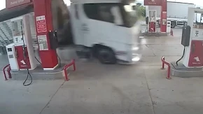 Stravična nesreća u Turskoj: Kamionom uletio u market na benzinskoj pumpi, ima poginulih (VIDEO)