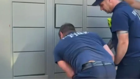 Dječak se zaključao u paketomat, vatrogasci ga spašavali sjekirama (VIDEO)