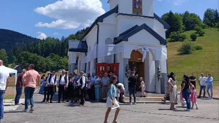 Osveštana crkva Svetih Kozme i Damjana: Hram će krasiti Časni krst sa Golgote i čestice moštiju svetitelja