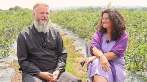 Ovako su se upoznali otac Predrag Popović i popadija Ivana: Prvi dejt nije bio u restoranu, već uz pasulj i šetnju do groblja