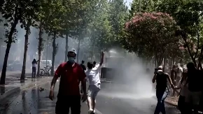 Haos u Albaniji: Policija vodenim topovima i suzavcem tjerala demonstrante, povrijeđeni i policajci (VIDEO)