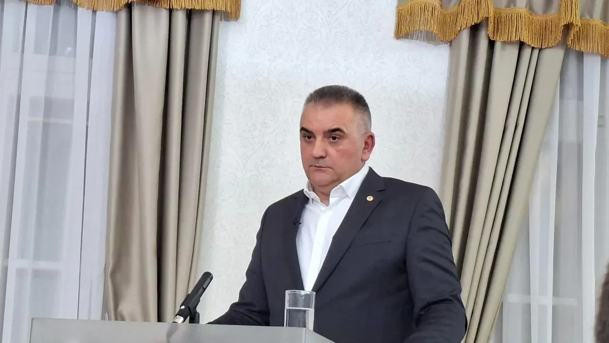 Oštećen službeni auto Save Minića: Krater kod Nove Topole zaustavio delegaciju premijera