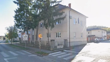 Požar u Modriči: Automobil u potpunosti izgorio u dvorištu porodične kuće