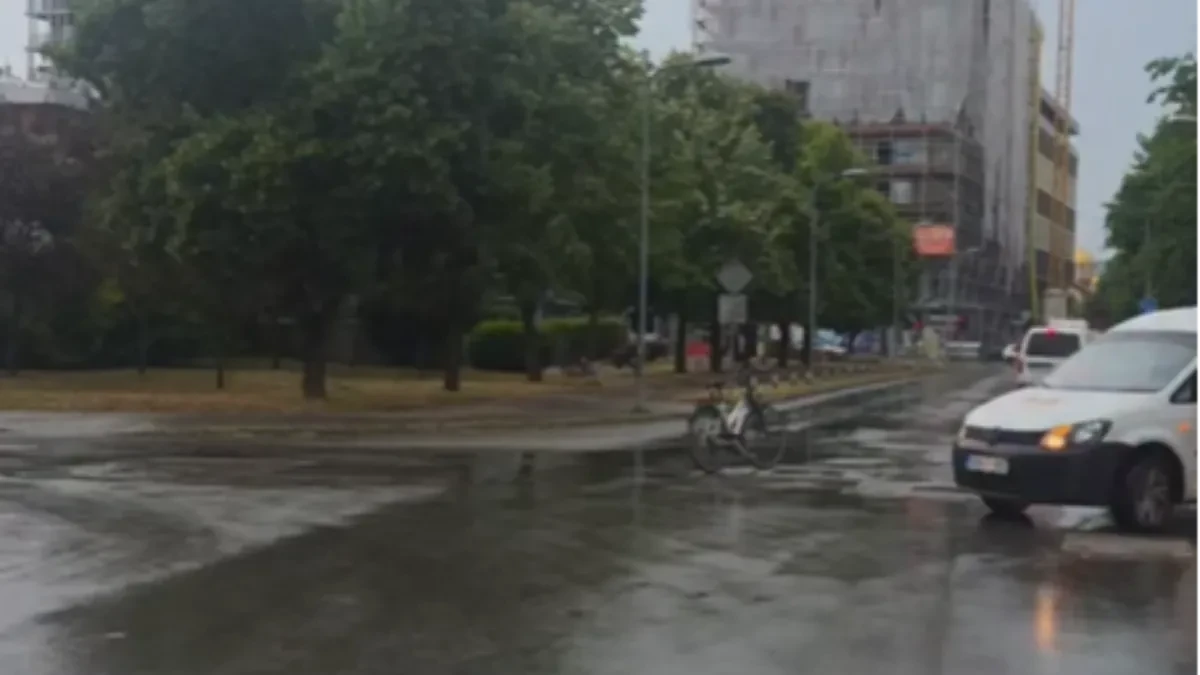 Nesvakidašnja scena: Bicikl ostavljen usred raskrsnice u Banjaluci (FOTO/VIDEO)