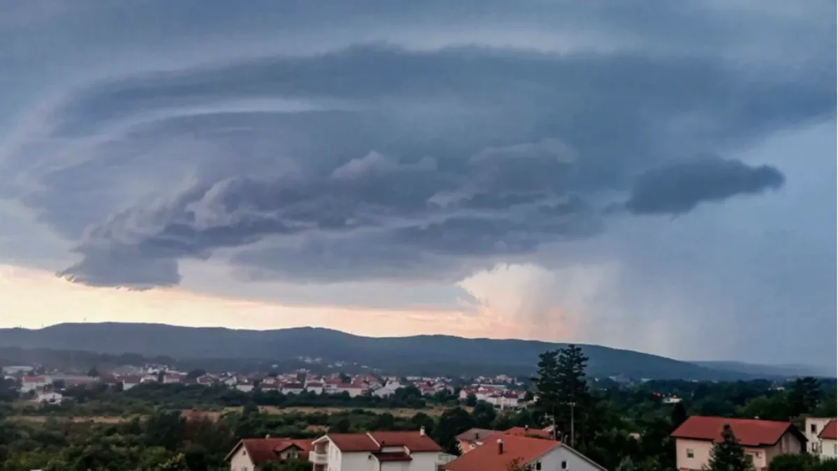 Nevrijeme protutnjalo kroz BiH: Grad opustošio Grude i Donji Vakuf (FOTO)