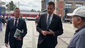 Muškarac pljunuo Mađara (VIDEO)