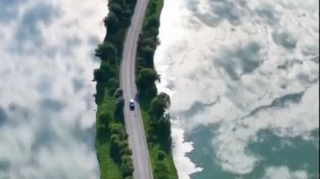 Automobili kao da lebde: Nestvarni prizori iz Kine koji privlače hiljade posjetilaca (VIDEO)